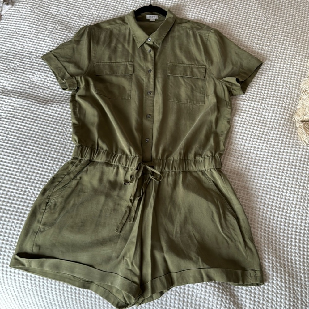 Loft size L olive romper adorable never worn